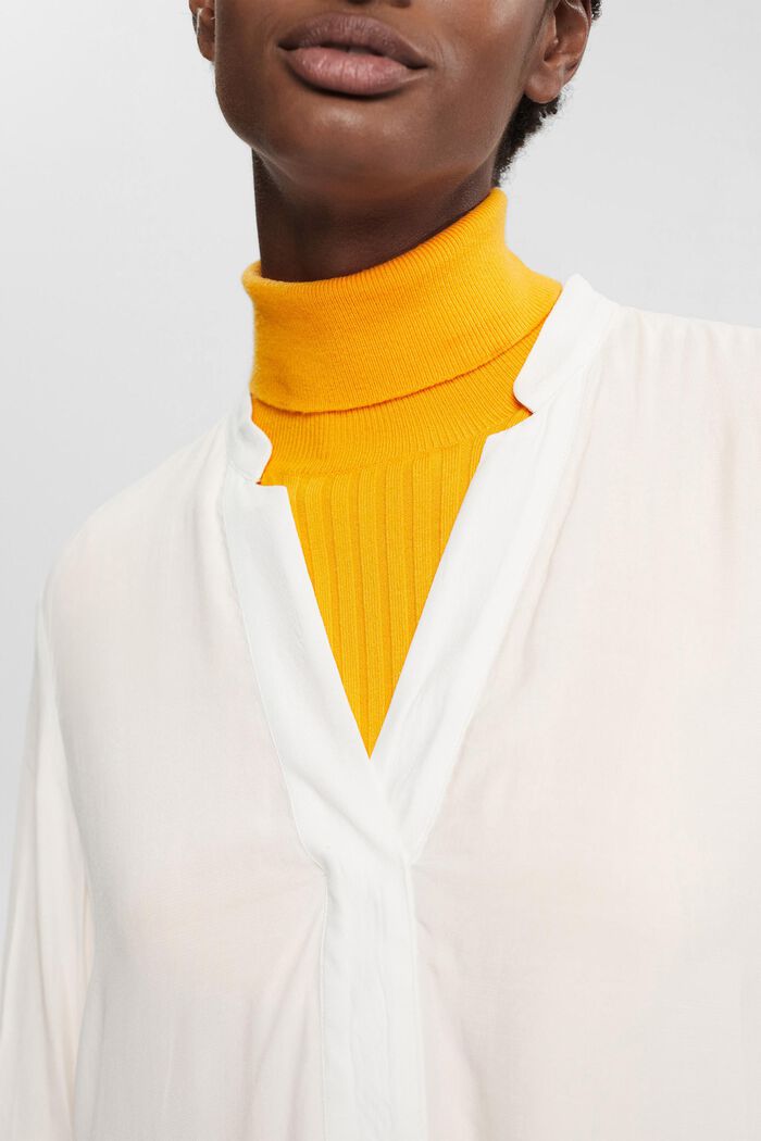 Blusa con cuello pico, LENZING™ ECOVERO™, OFF WHITE, detail image number 2