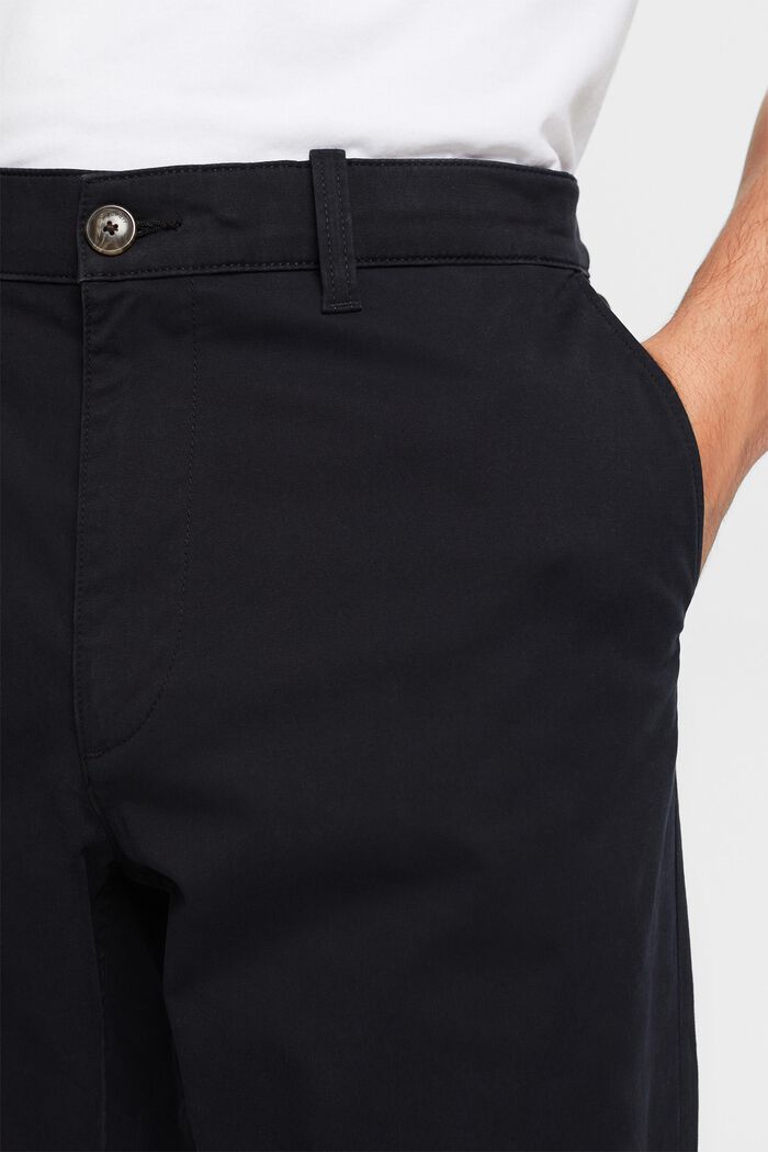 Pantalón chino recto en sarga de algodón, BLACK, detail image number 4