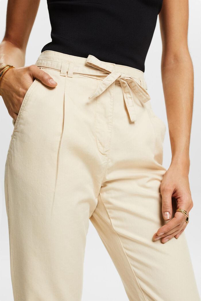 Pantalones chinos con cinturón, CREAM BEIGE, detail image number 4