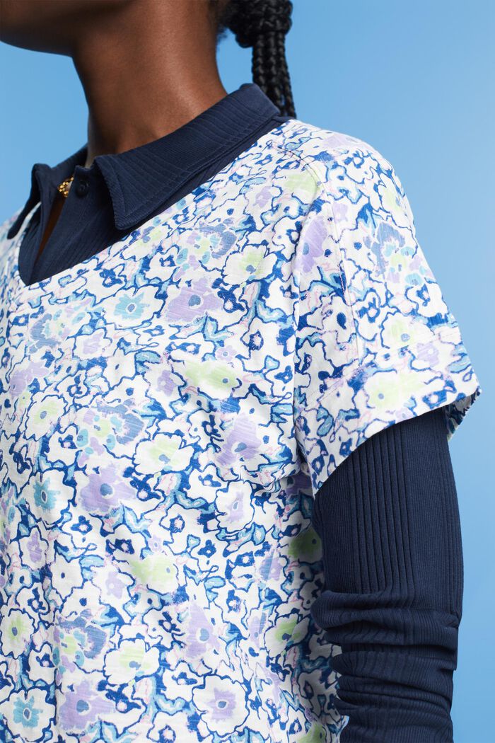 Camiseta de algodón con cuello en pico y estampado allover, OFF WHITE, detail image number 2