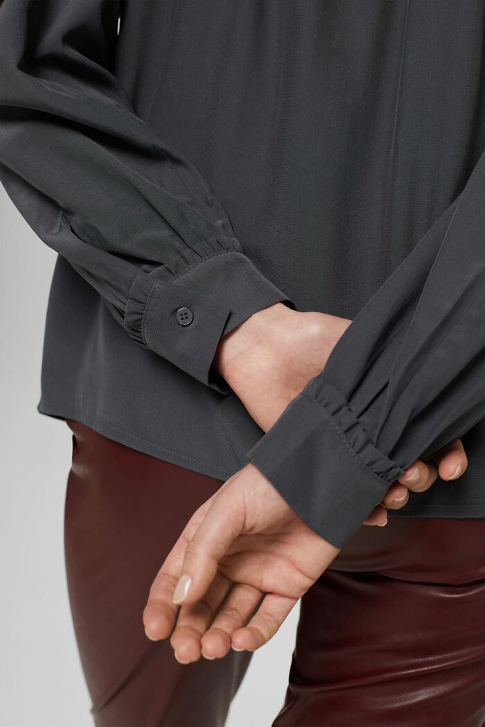 Blusa con volantes, LENZING™ ECOVERO™, ANTHRACITE, detail image number 5