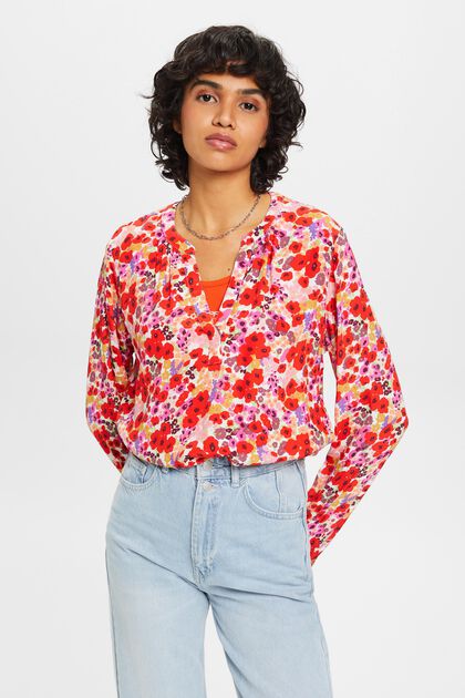 Blusa con diseño floral y cuello en pico