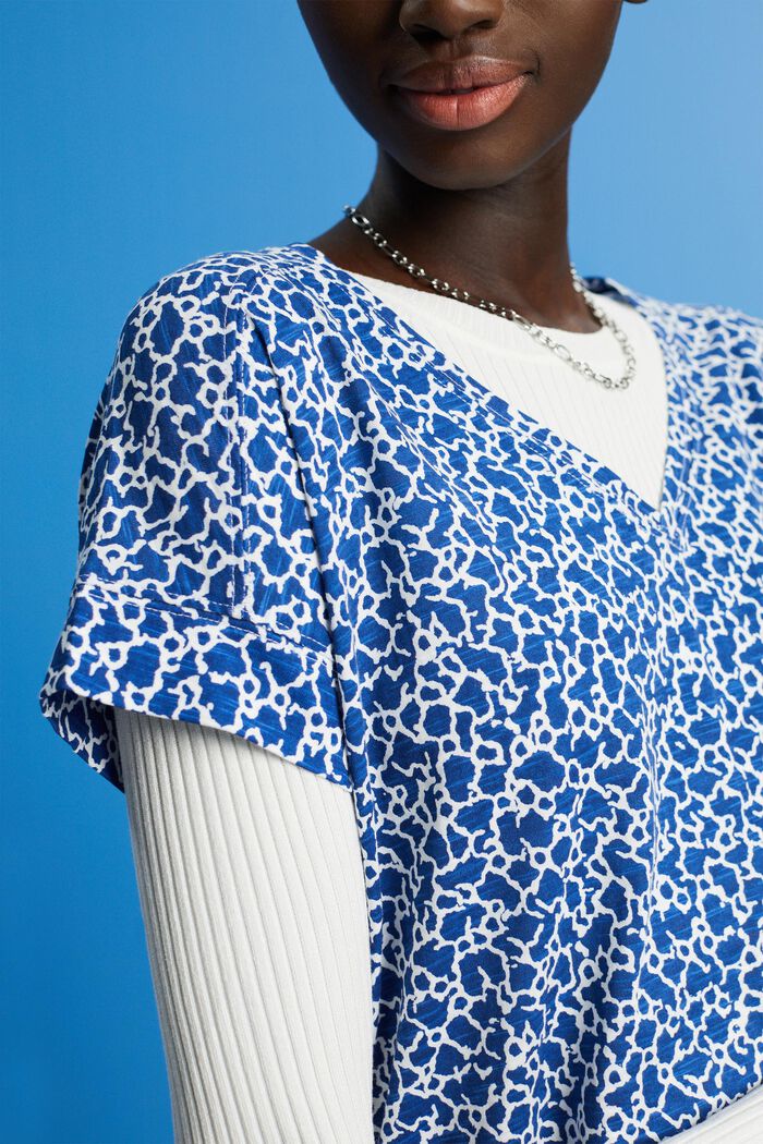 Camiseta de algodón con cuello en pico y estampado allover, INK, detail image number 2