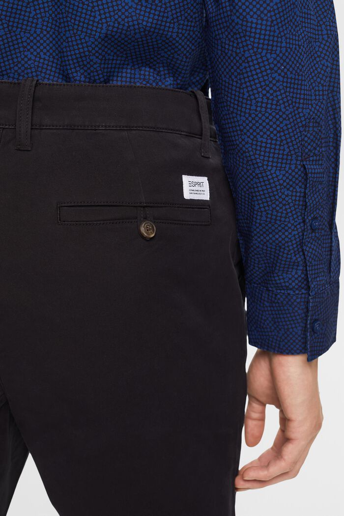 Pantalón chino ajustado en sarga de algodón, BLACK, detail image number 4