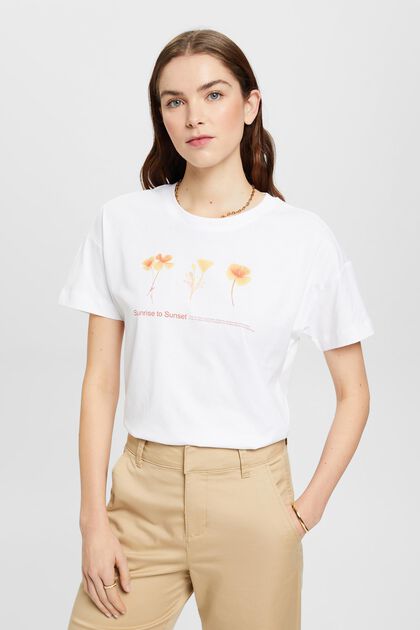 Camiseta con estampado floral en el pecho