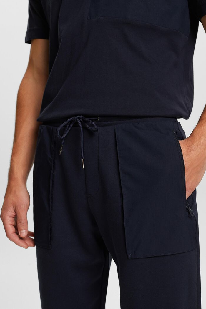 Pantalón deportivo estilo cargo en mezcla de materiales, NAVY, detail image number 2