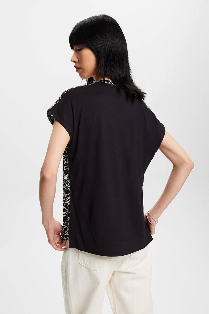 Camiseta con cuello abierto y estampado en la parte delantera, BLACK, detail image number 3