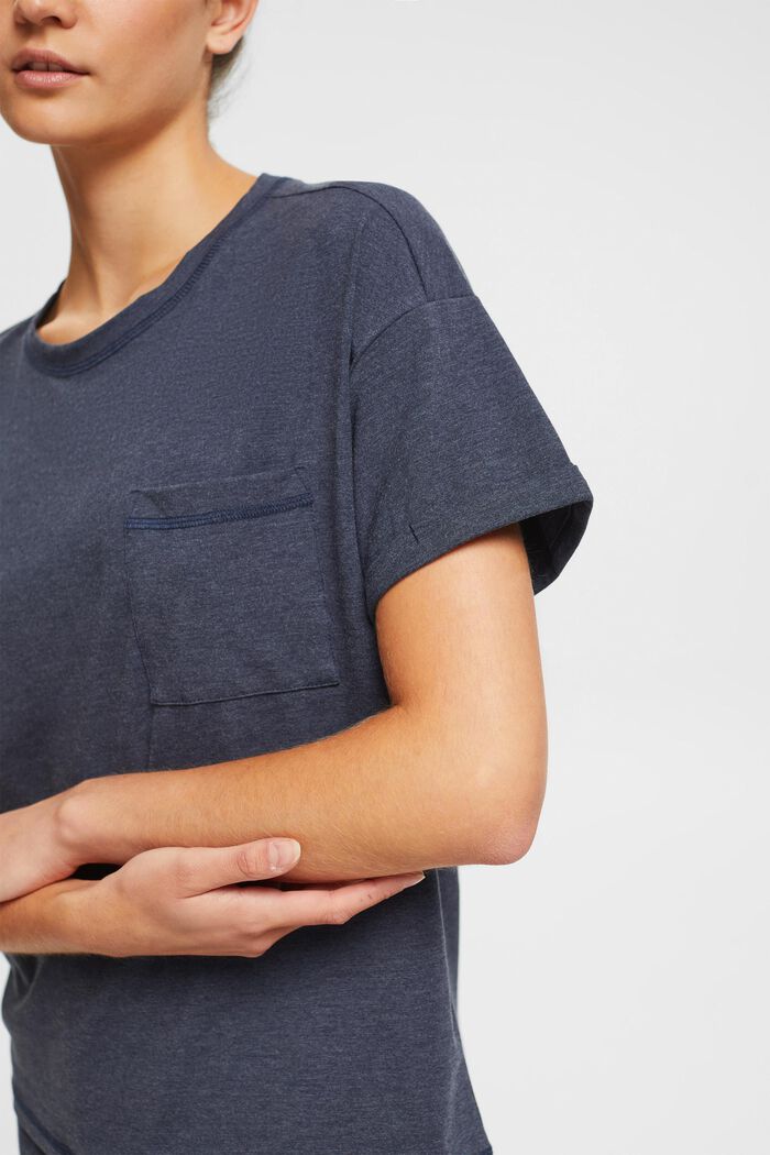 Camiseta con bolsillo en el pecho realizada en mezcla de algodón, NAVY, detail image number 1