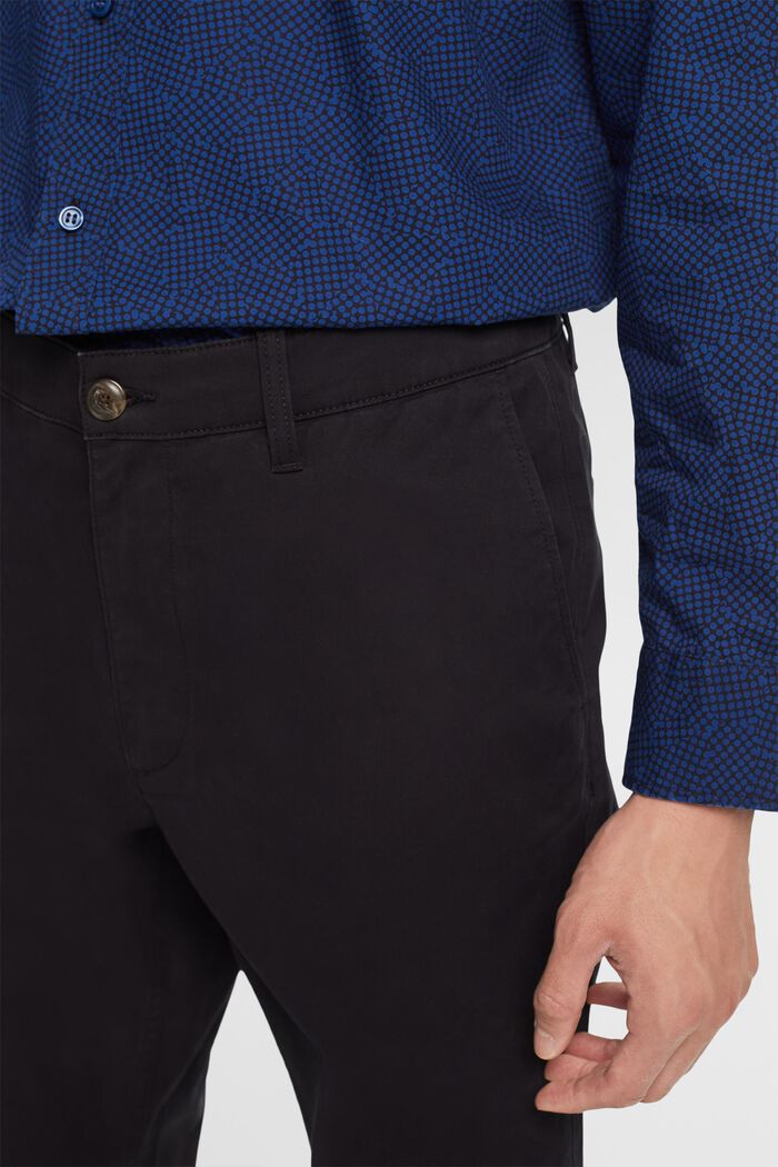 Pantalón chino ajustado en sarga de algodón, BLACK, detail image number 2