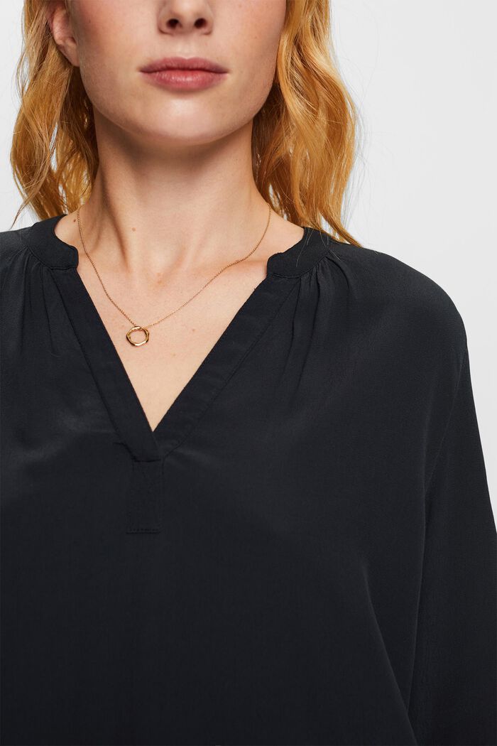 Blusa básica de cuello en pico, BLACK, detail image number 2