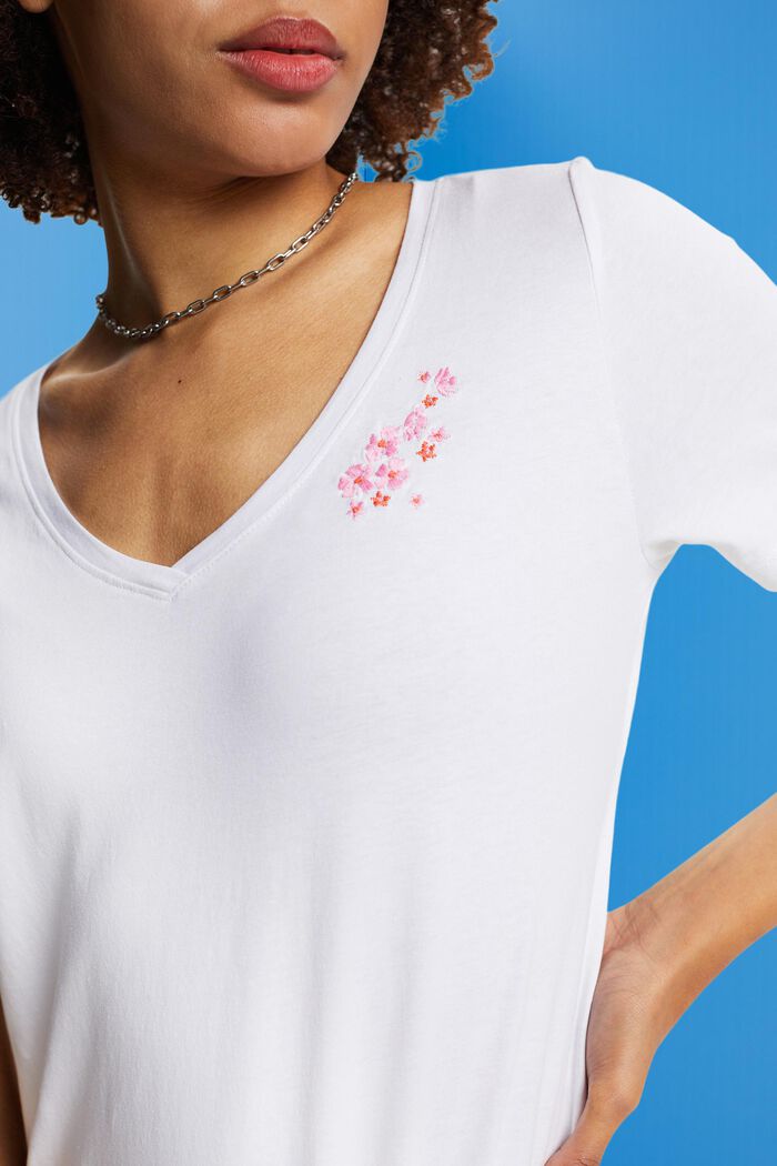 Camiseta con cuello en pico y bordado floral, WHITE, detail image number 2