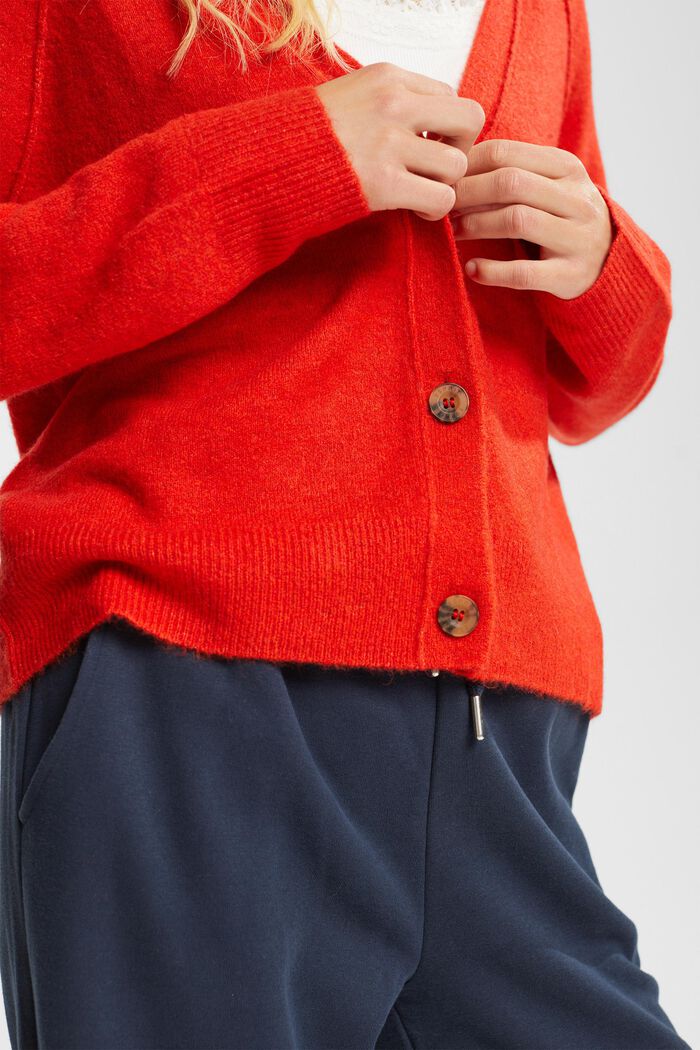 Con lana: cárdigan con cuello en pico, ORANGE RED, detail image number 0