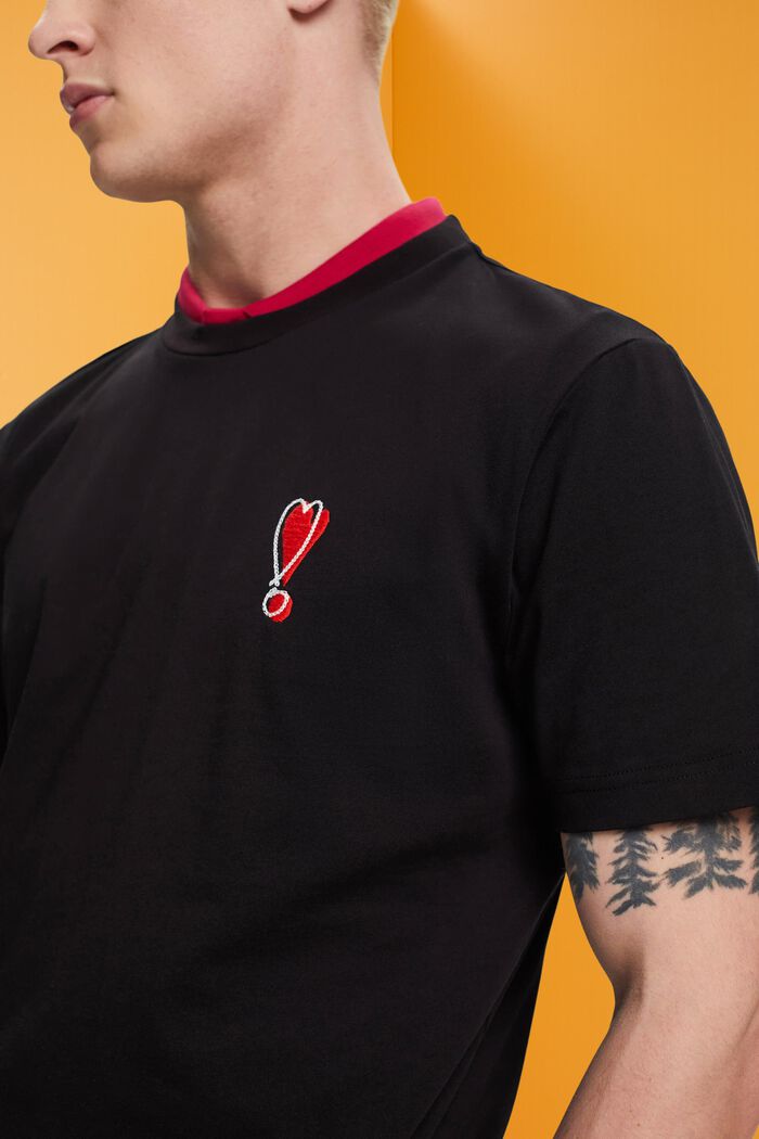Camiseta de algodón sostenible con diseño de corazón, BLACK, detail image number 2